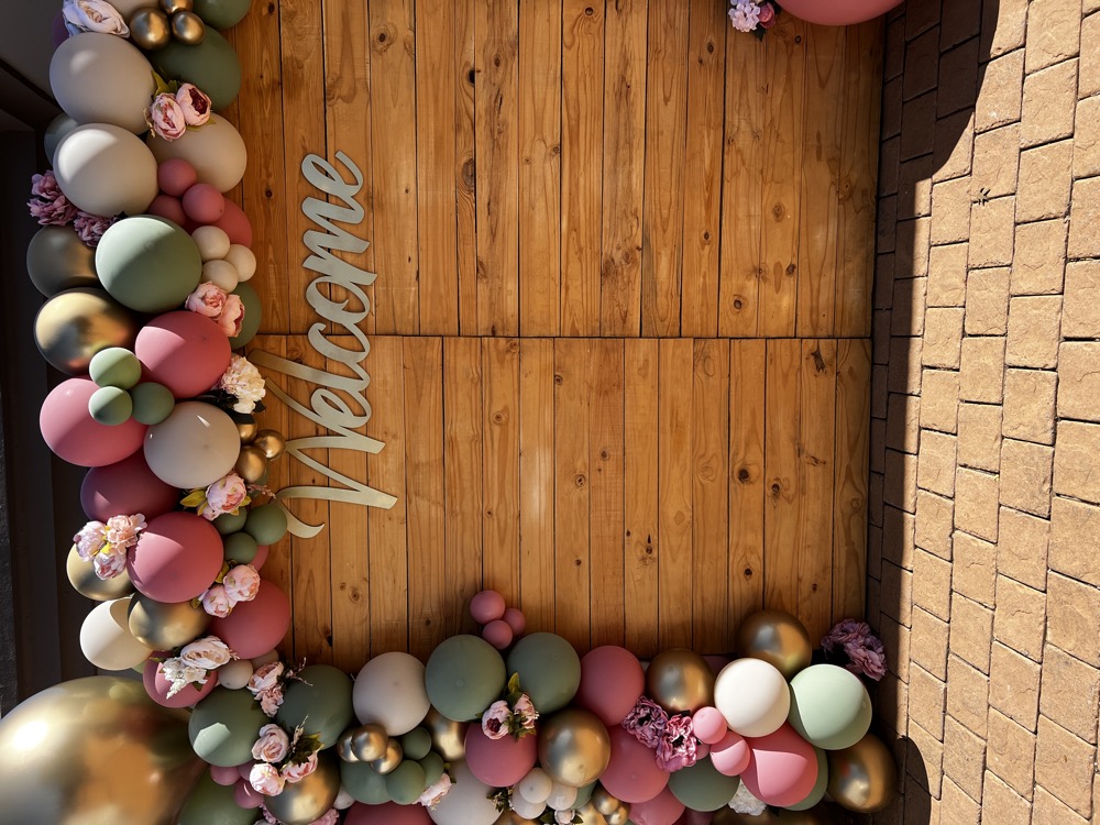 wooden-pallet-balloon-backdrop